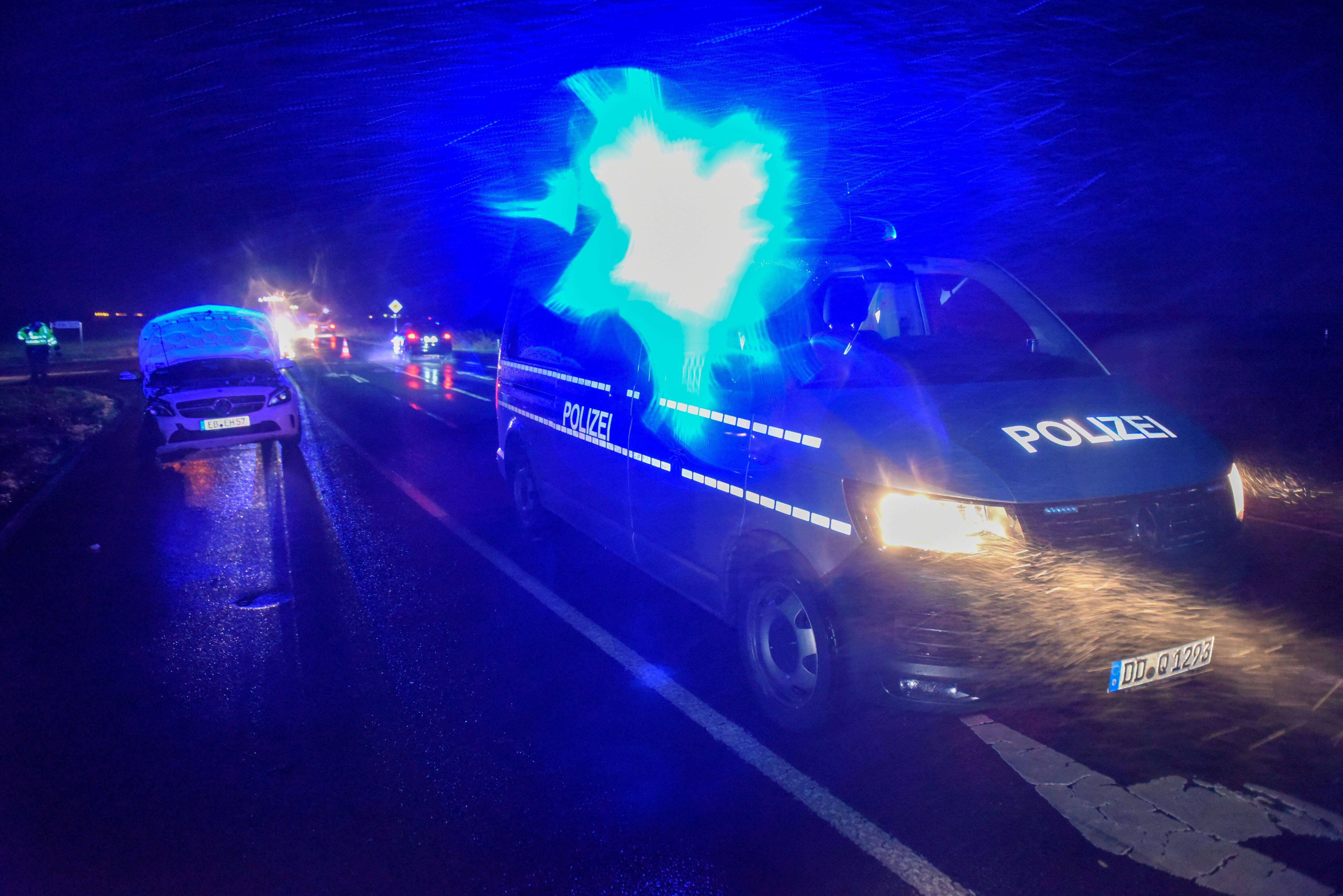 Vollsperrung! Heftiger Crash auf der Autobahn - 5 Fahrzeuge in Unfall verwickelt - 6 Personen wurden verletzt