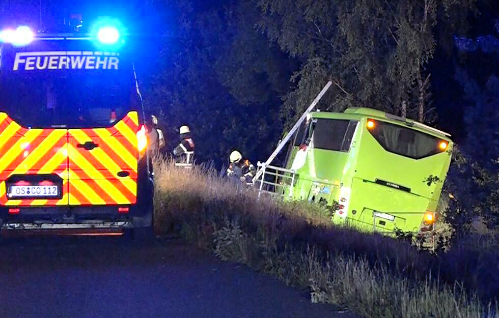 Schwerer Flixbus-Unfall auf der Autobahn! Vollbesetzter Reisebus rast in Polizeiwagen . Menschen schwer verletzt!