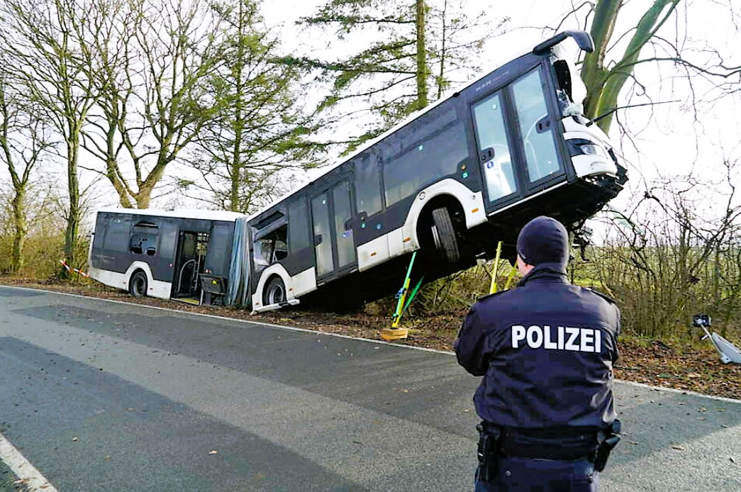 Schwerer Bus-Unfall! 41 Verletze, Schüler im Bus! Linienbus kollidiert mit einem Baum