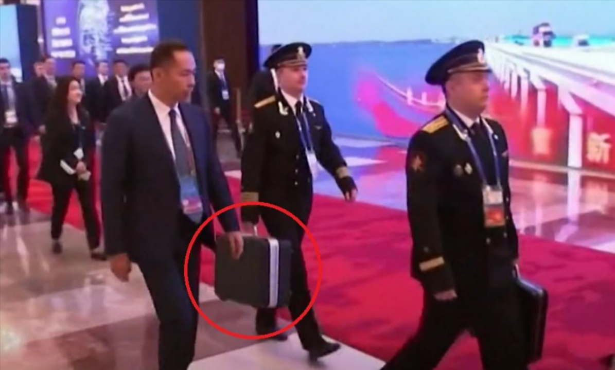 Angst vor Atomschlag! Putin mit Atomkoffer gesichtet - Drohung oder plant der Kreml eine Attacke?