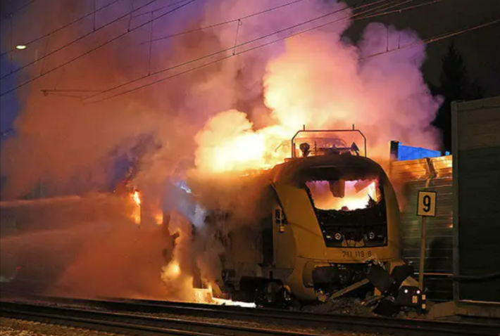 Schweres Zugunglück in Deutschland – Mehrere Tote und Verletzte gemeldet, Retter suchen nach Verletzten