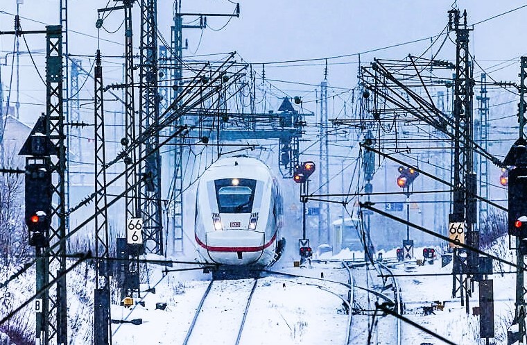 Anschlag auf ICE - fahrender Zug beschädigt! Notbremsung - Panik bei den Passagieren