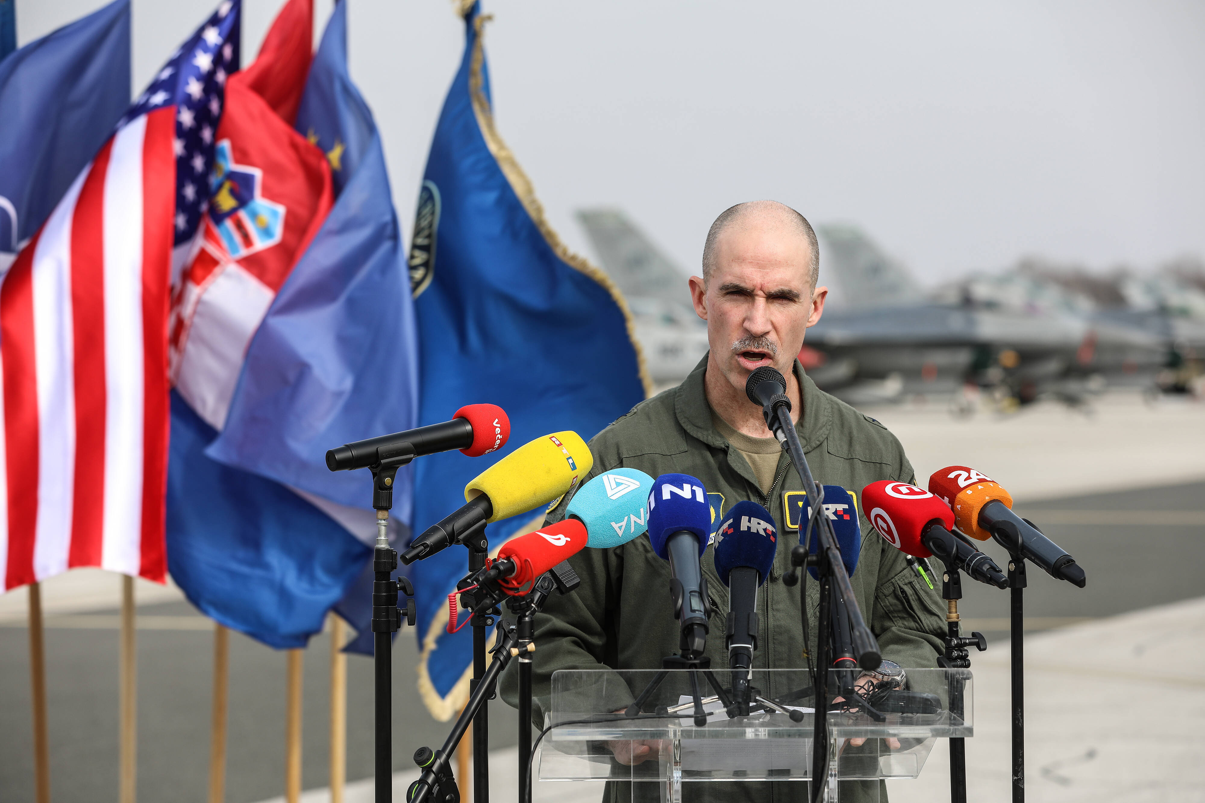 Maskenmänner erschießen 2 Mitarbeiter der US-Botschaft und 2 Polizisten!