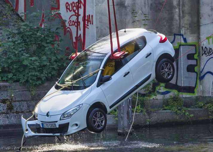 Tödlicher Unfall in NRW - Auto stürzt in Fluss - Frau ertrinkt in Ihrem Auto!