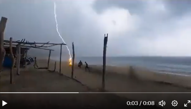 Unwetter! 2 Personen am Strand von Blitz erschlagen - Erschütterndes Video zeigt den Vorfall