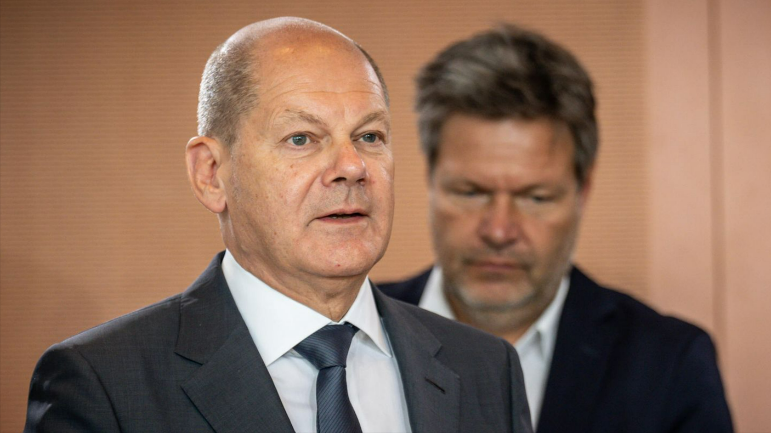 Machtwort von Kanzler Scholz in der Asyl-Frage! So weist er die Grünen und Habeck in die Schranken!