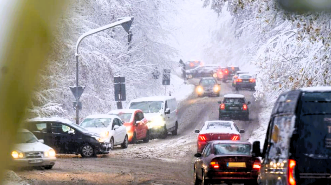 Mann beim Schneeschippen überfahren! Rentner stirbt auf Eisglatter Straße - Auto kann nicht mehr bremsen
