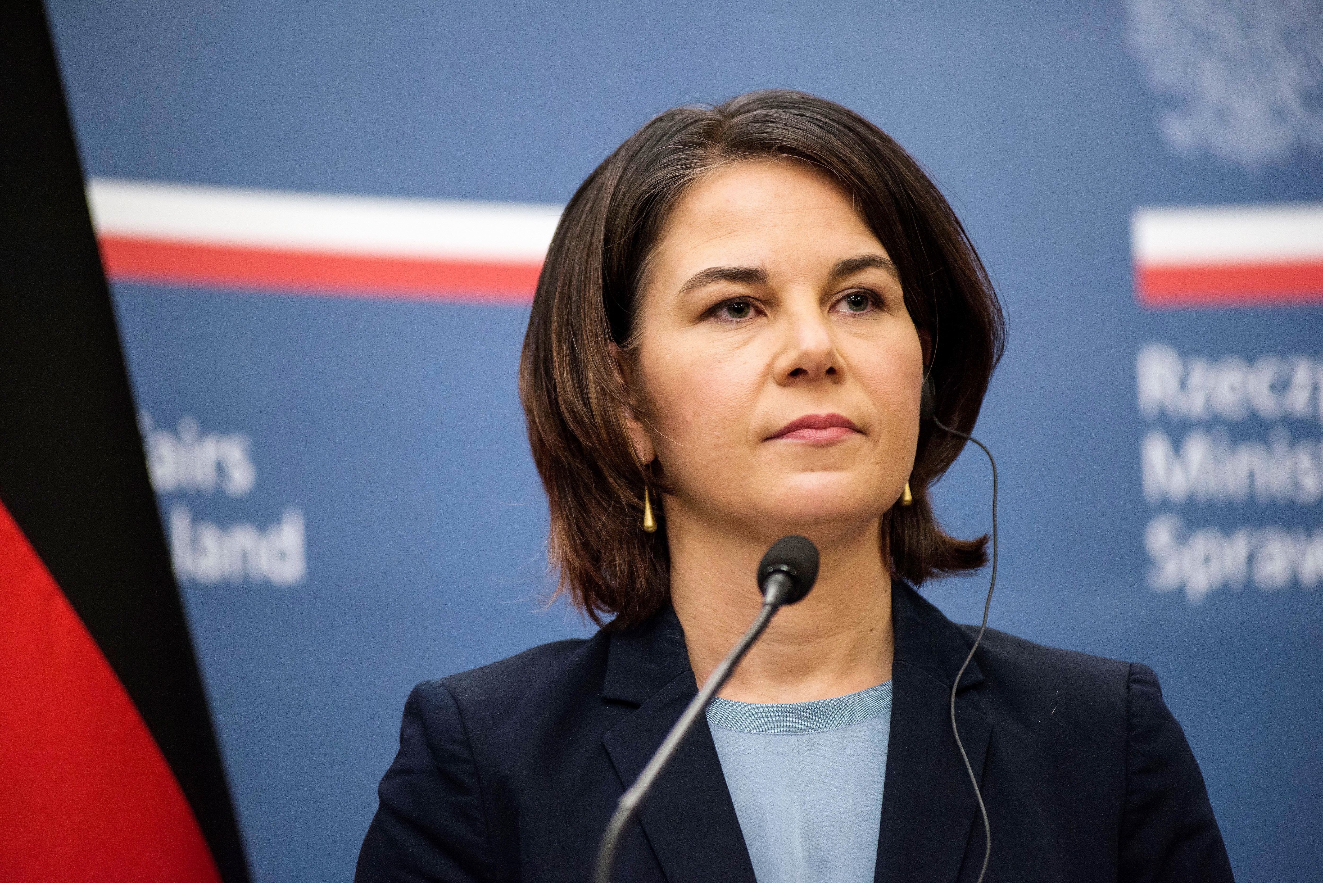 Schallende Ohrfeige! Friedrich Merz nimmt sich Annalena Baerbock zur Brust - die reagiert cool!