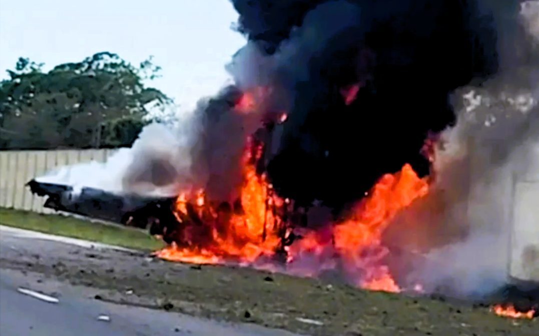 Deutschland: Flugzeug stürzt in Wohnviertel! Retter sind machtlos - Maschine kracht in Wohnhaus 