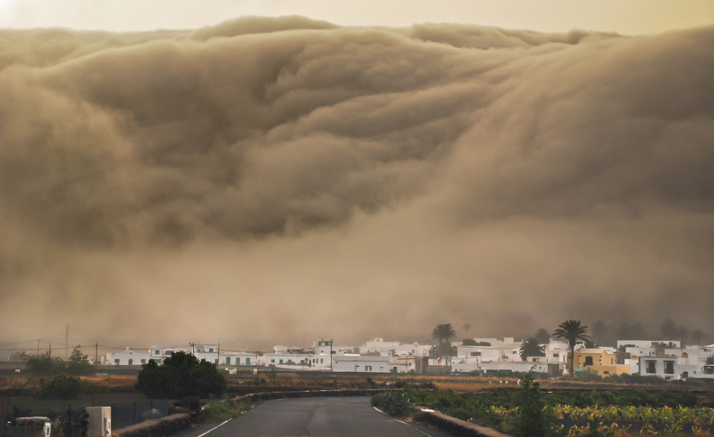Une vague géante emporte plusieurs touristes en mer ! Une île espagnole de vacances devient un cauchemar
